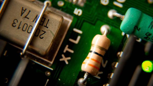 [PENGETAHUAN] Memahami Konsep Pembagi Tegangan (Voltage Divider) dan Penerapannya pada Mikrokontroler