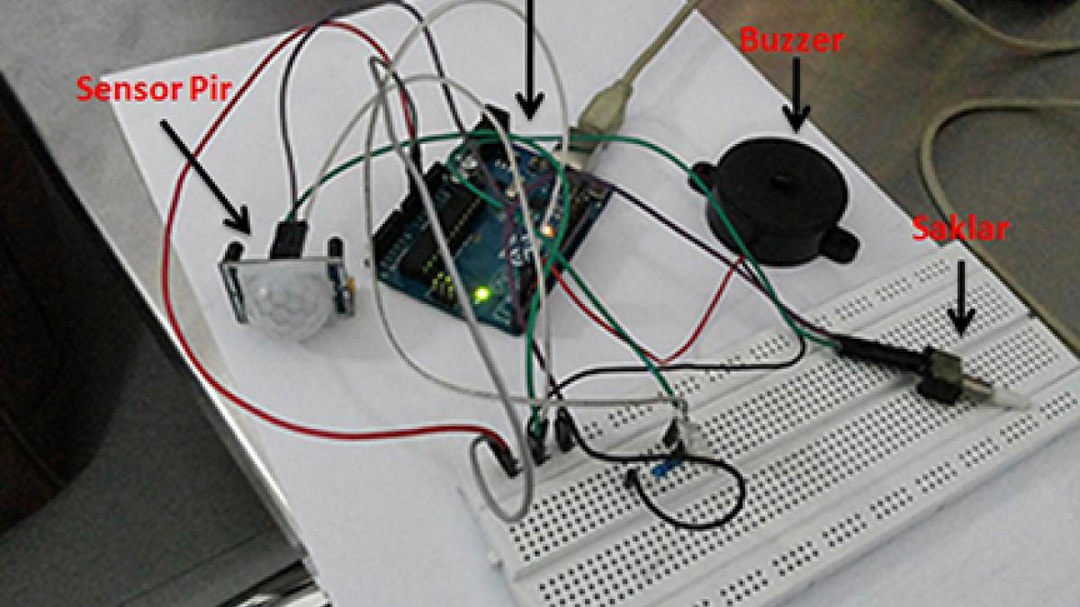 Alarm maling untuk rumah menggunakan sensor pir dan board arduino dengan biaya murah